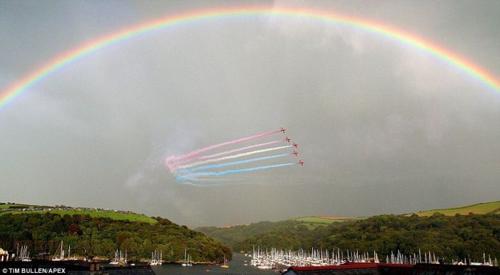 1251084652_red_arrows_rainbow_01.jpg