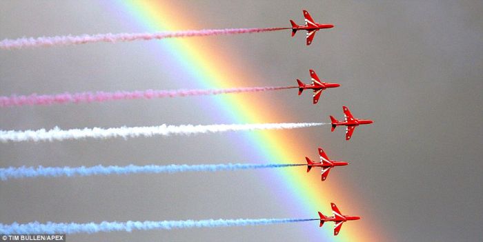 1251084658_red_arrows_rainbow_02.jpg