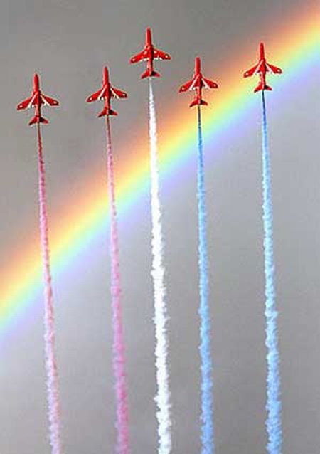 1251084681_red_arrows_rainbow_04.jpg