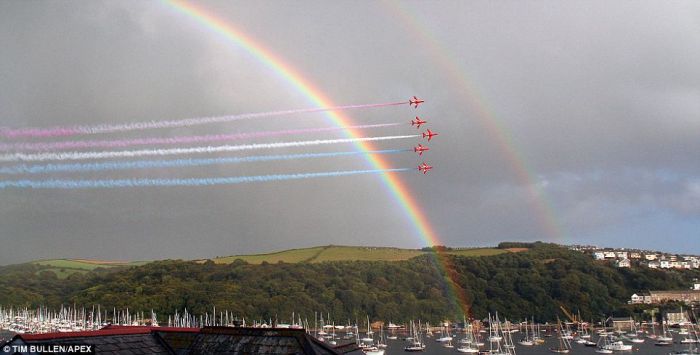 1251084694_red_arrows_rainbow_03.jpg