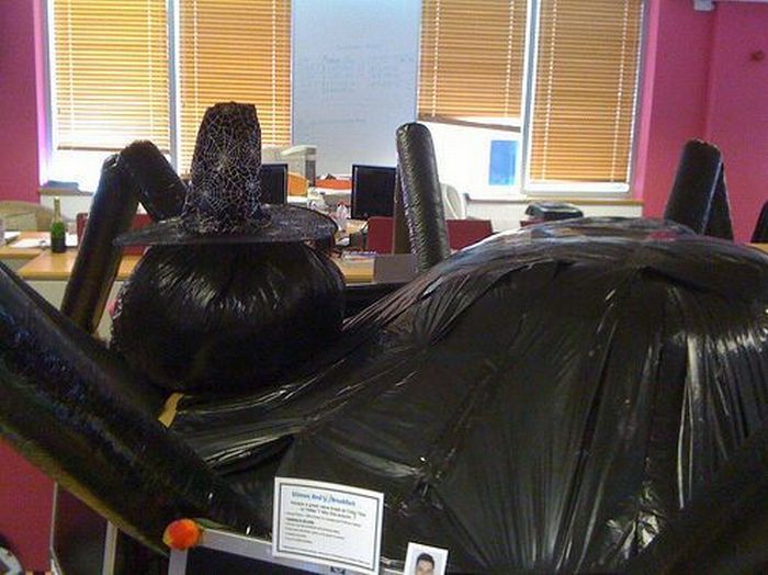 1255496164_halloween_office_decoration_03.jpg