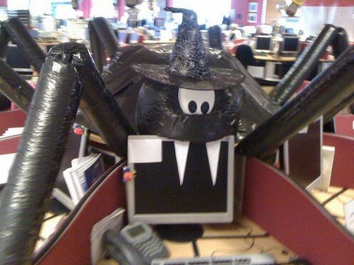1255496205_halloween_office_decoration_02_463b1cad0a7b357b7a37853b3441e7ad.jpg