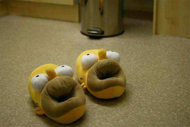 funny-house-slippers_01.jpg