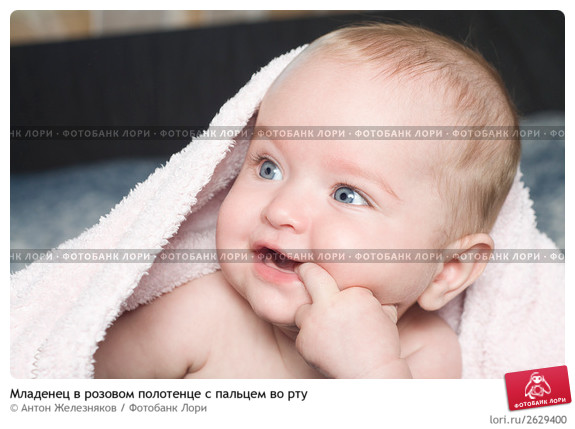 mladenets-v-rozovom-polotentse-s-paltsem-vo-rtu-0002629400-preview.jpg