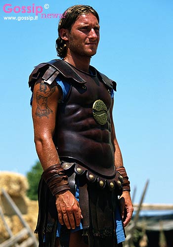 1193971854_Gladiatore_tatuato_sull_avanbraccio__guerriero_sul_campo_e_nella_vita__Francesco_Totti_6.jpg