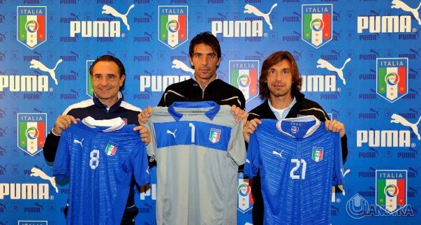sbornaja-italii-prezentovala-novuju-formu_1321306536.jpg