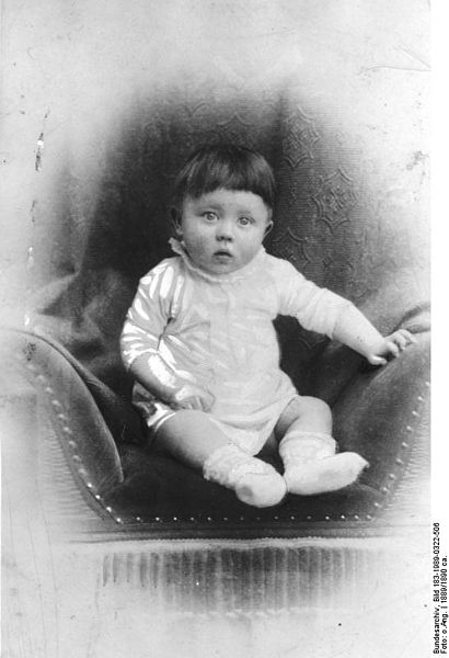 410px-Bundesarchiv_Bild_183-1989-0322-506%2C_Adolf_Hitler%2C_Kinderbild.jpg