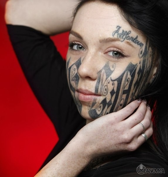 Тату на лице женщины