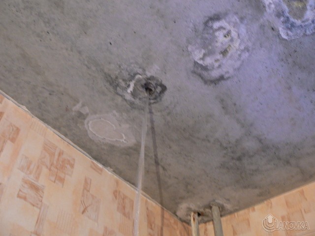 Залила плиту водой. Сверление отверстий в плитах перекрытия. Потолок из плит перекрытия. Вода в плитах перекрытия. Лопнула плита перекрытия.