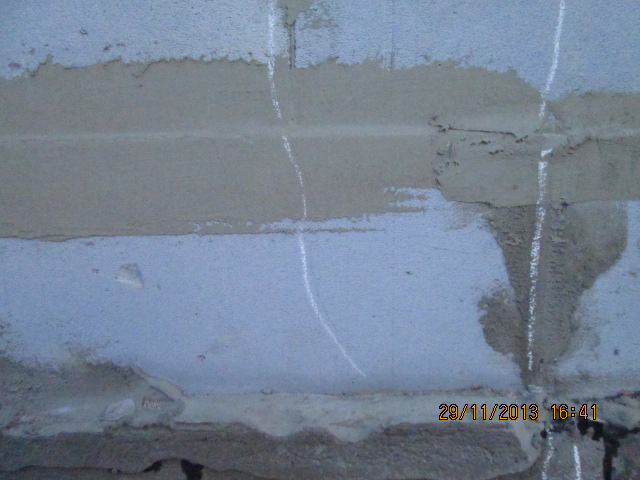 Последствия трещины. Трещины в газобетонных стенах. Трещины в стенах из газобетона. Трещины в газосиликатных блоках. Микротрещины на газобетоне.
