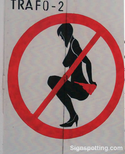 amazing_fun_weird_cool_signspotting_ladies_underwear_20090725142859177.jpg