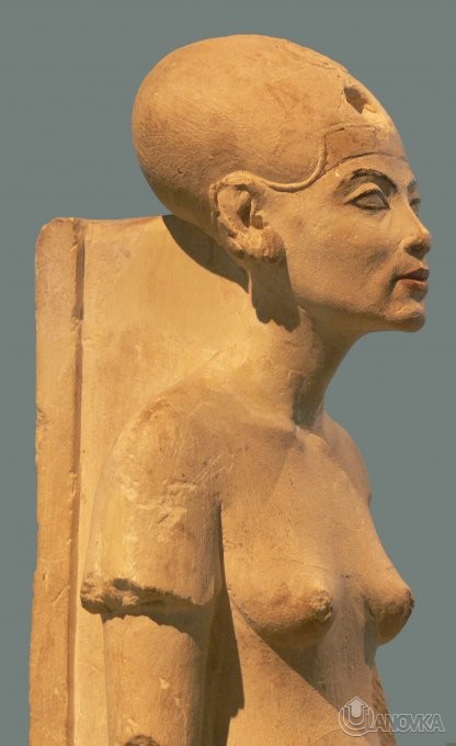 Nefertiti_Standing_striding_Berlin_detail.jpg